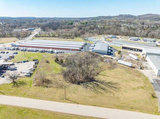 1 Tradewind Dr, Columbia, TN 38401