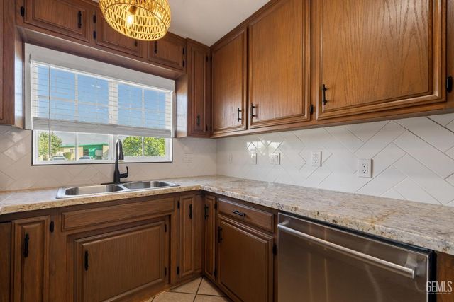 2709 Dore Drive, Bakersfield, CA 93304