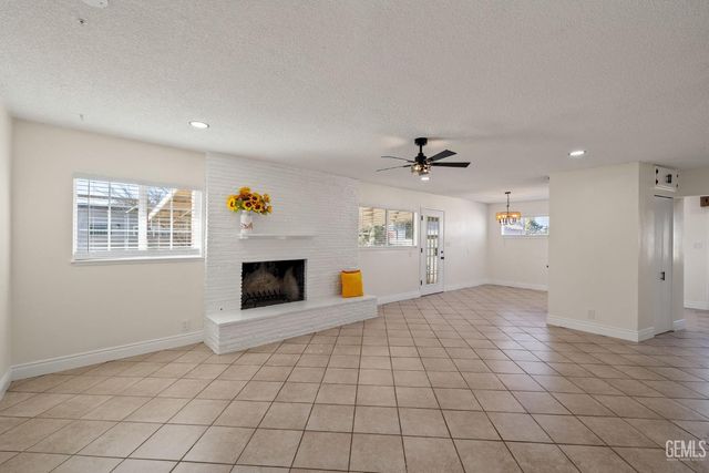 2709 Dore Drive, Bakersfield, CA 93304