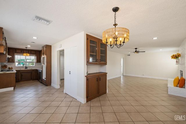 2709 Dore Drive, Bakersfield, CA 93304