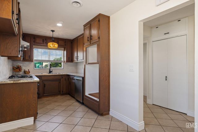 2709 Dore Drive, Bakersfield, CA 93304