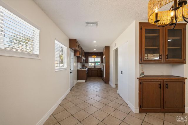 2709 Dore Drive, Bakersfield, CA 93304