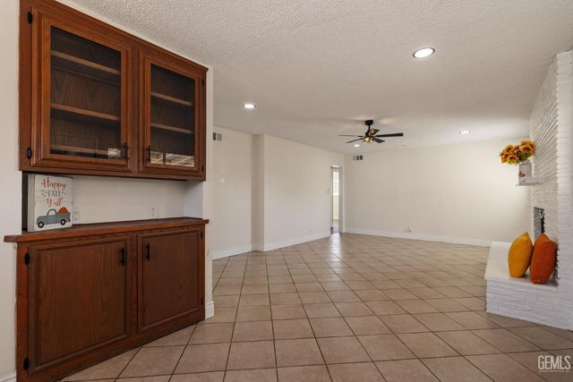 2709 Dore Drive, Bakersfield, CA 93304