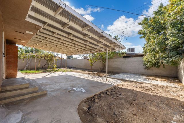 2709 Dore Drive, Bakersfield, CA 93304