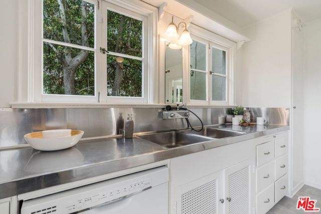 528 Chautauqua Boulevard, Pacific Palisades (los Angeles), CA 90272