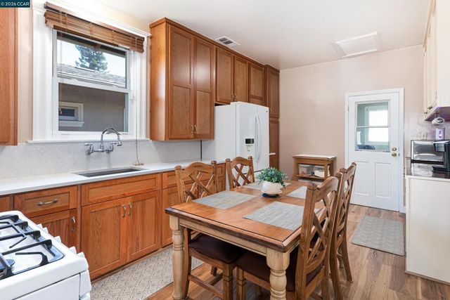 3735 Nevil St, Oakland, CA 94601