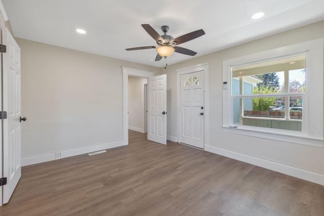 220 NW 1st Avenue, Visalia, CA 93291