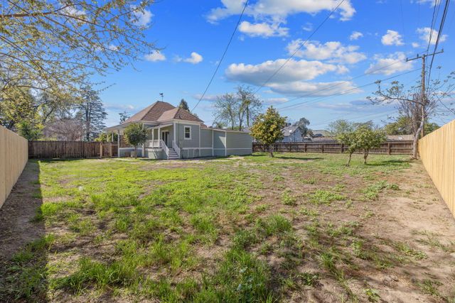 220 NW 1st Avenue, Visalia, CA 93291