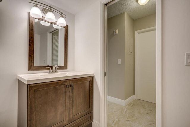 140 Yacht Club Way 206, Hypoluxo, FL 33462
