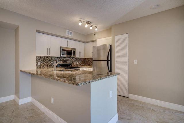 140 Yacht Club Way 206, Hypoluxo, FL 33462