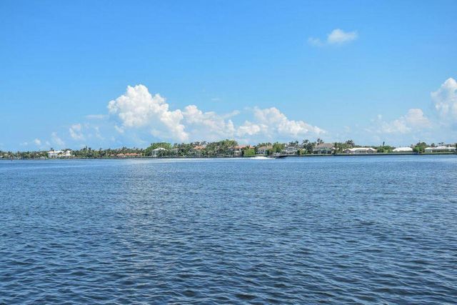 140 Yacht Club Way 206, Hypoluxo, FL 33462