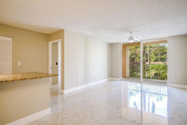 140 Yacht Club Way 206, Hypoluxo, FL 33462