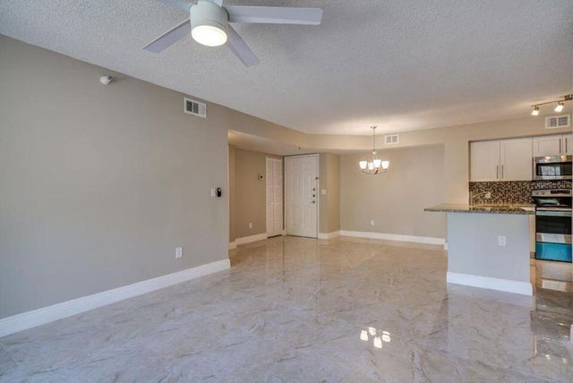 140 Yacht Club Way 206, Hypoluxo, FL 33462