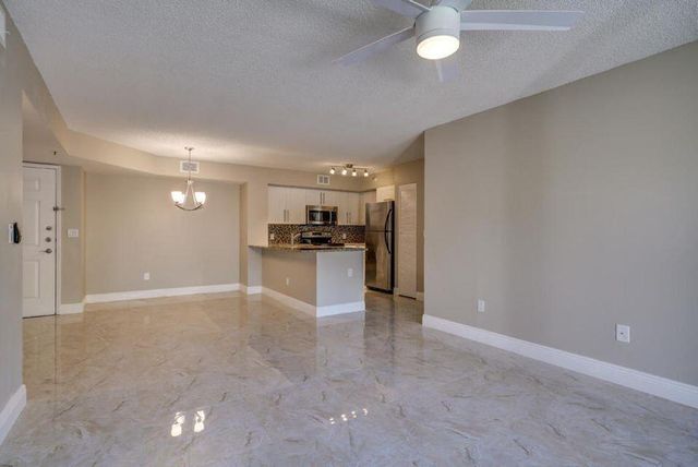 140 Yacht Club Way 206, Hypoluxo, FL 33462