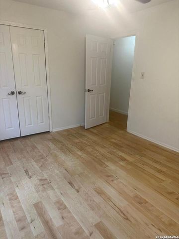 336 SOLLOCK DR, Devine, TX 78016