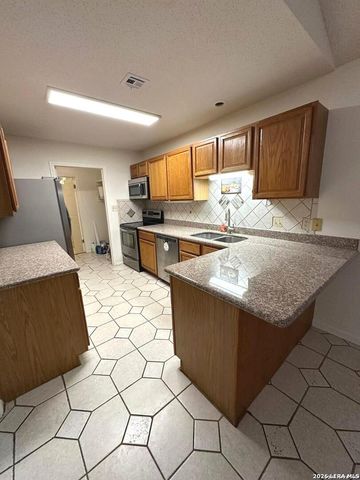 336 SOLLOCK DR, Devine, TX 78016
