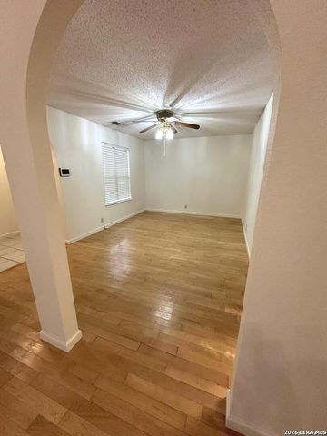 336 SOLLOCK DR, Devine, TX 78016