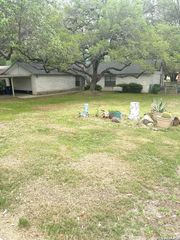 336 SOLLOCK DR, Devine, TX 78016