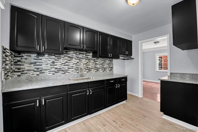 17212 Sunderland Road, Detroit, MI 48219