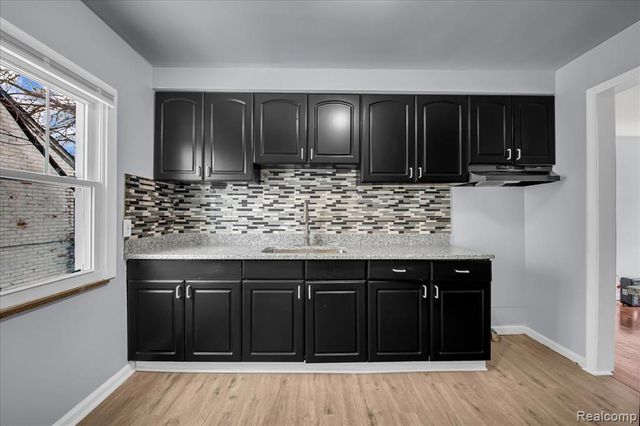 17212 Sunderland Road, Detroit, MI 48219