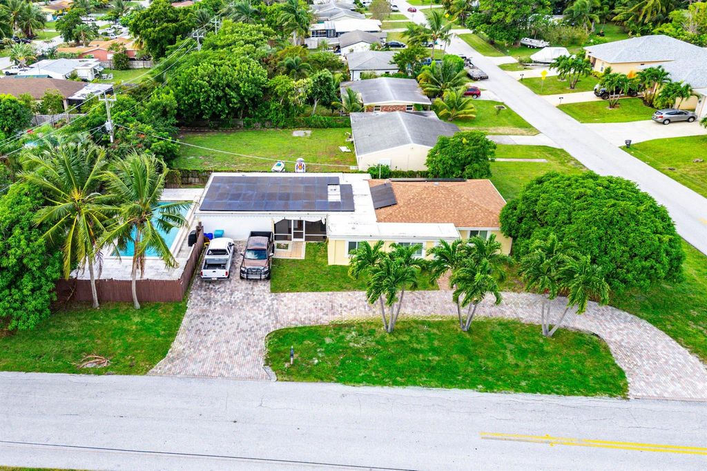 305 SW 3rd Street, Boynton Beach, FL 33435