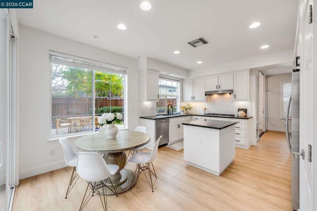 942 Monet Cir, Walnut Creek, CA 94597