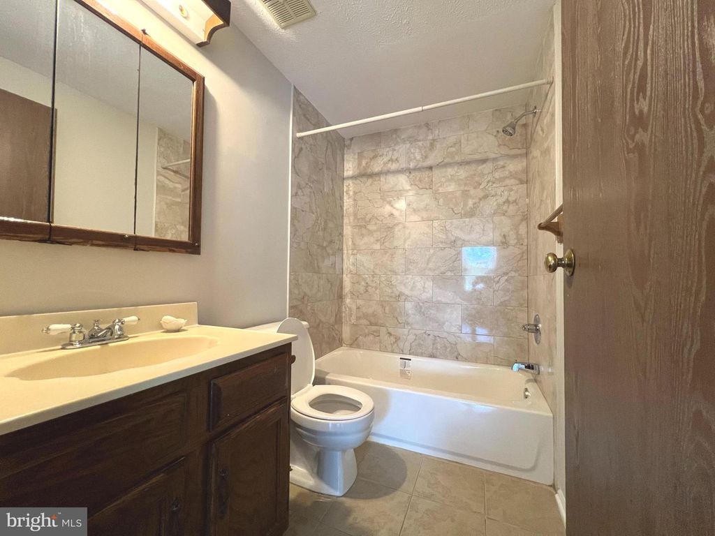 Image 14 of property listing at 48 WHITECHURCH CT, Germantown, MD 20874