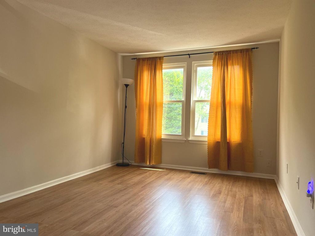 Image 7 of property listing at 48 WHITECHURCH CT, Germantown, MD 20874