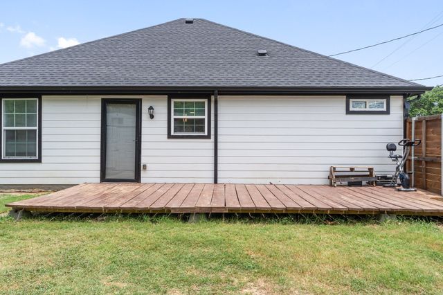 810 S MAIN Street, Kemp, TX 75143