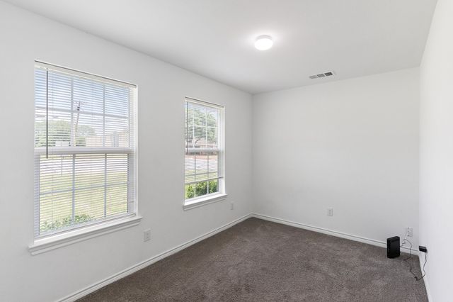 810 S MAIN Street, Kemp, TX 75143