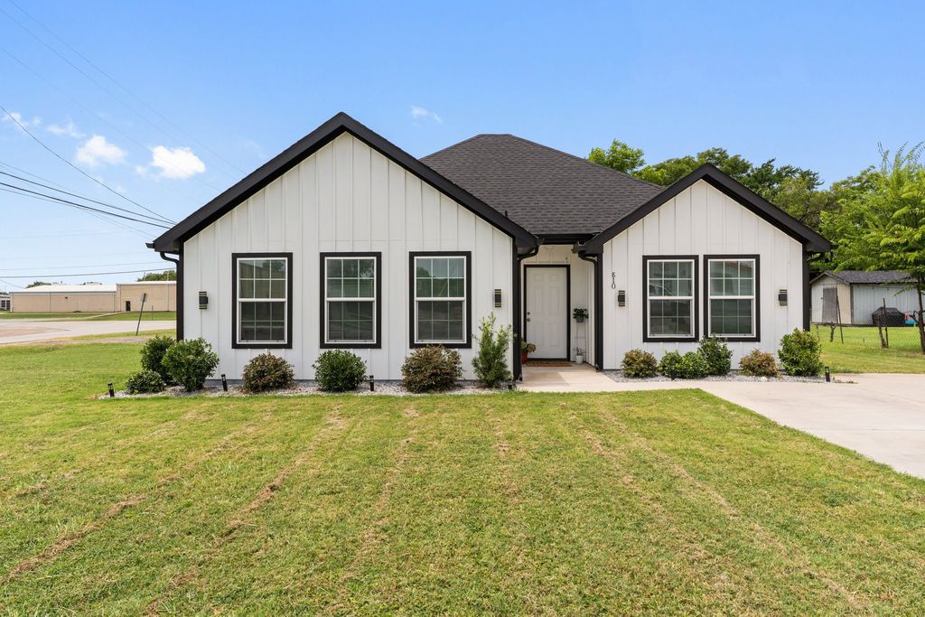 810 S MAIN Street, Kemp, TX 75143