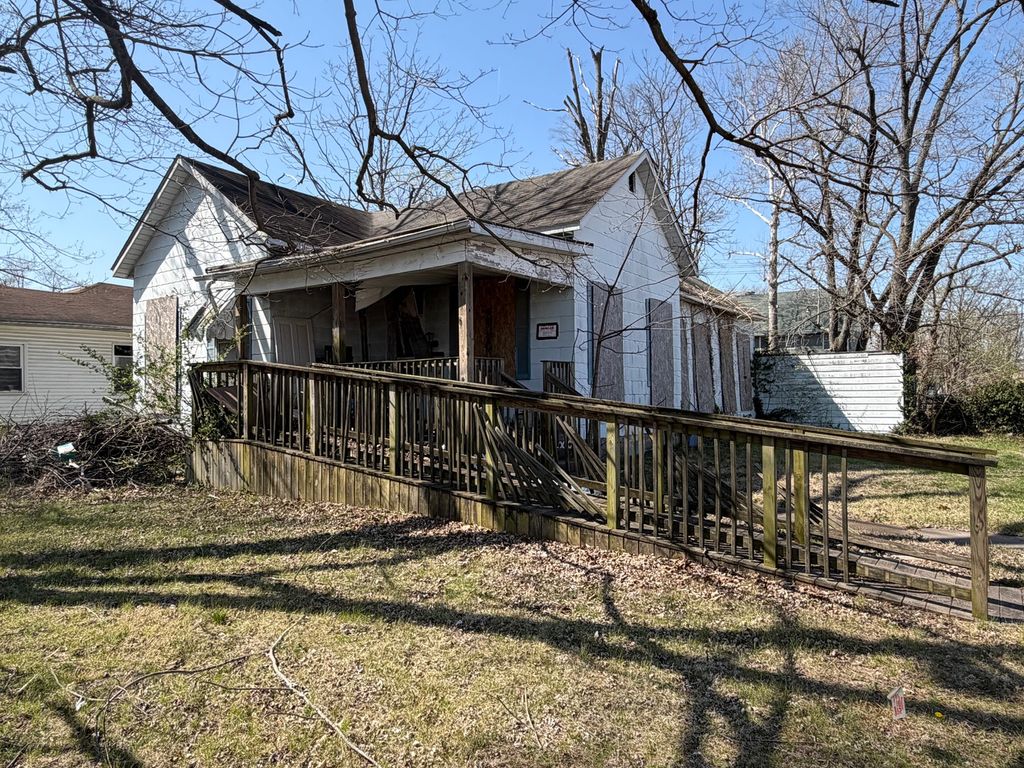 Image 1 of property listing at 501 W McMackin Street, Salem, IL 62881