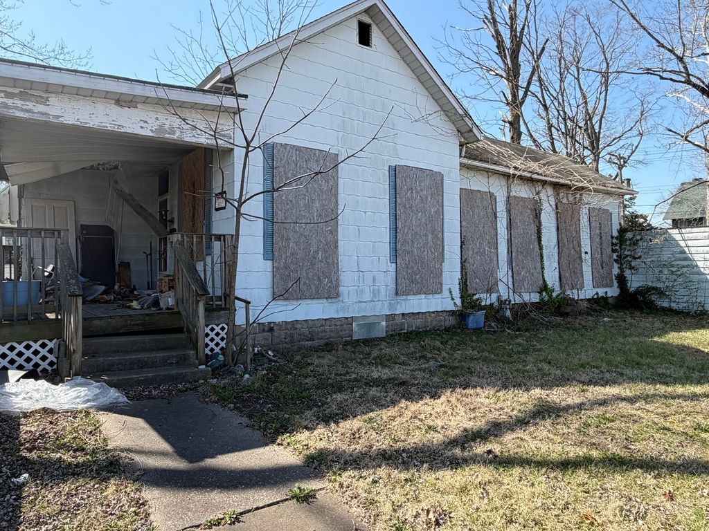 Image 2 of property listing at 501 W McMackin Street, Salem, IL 62881