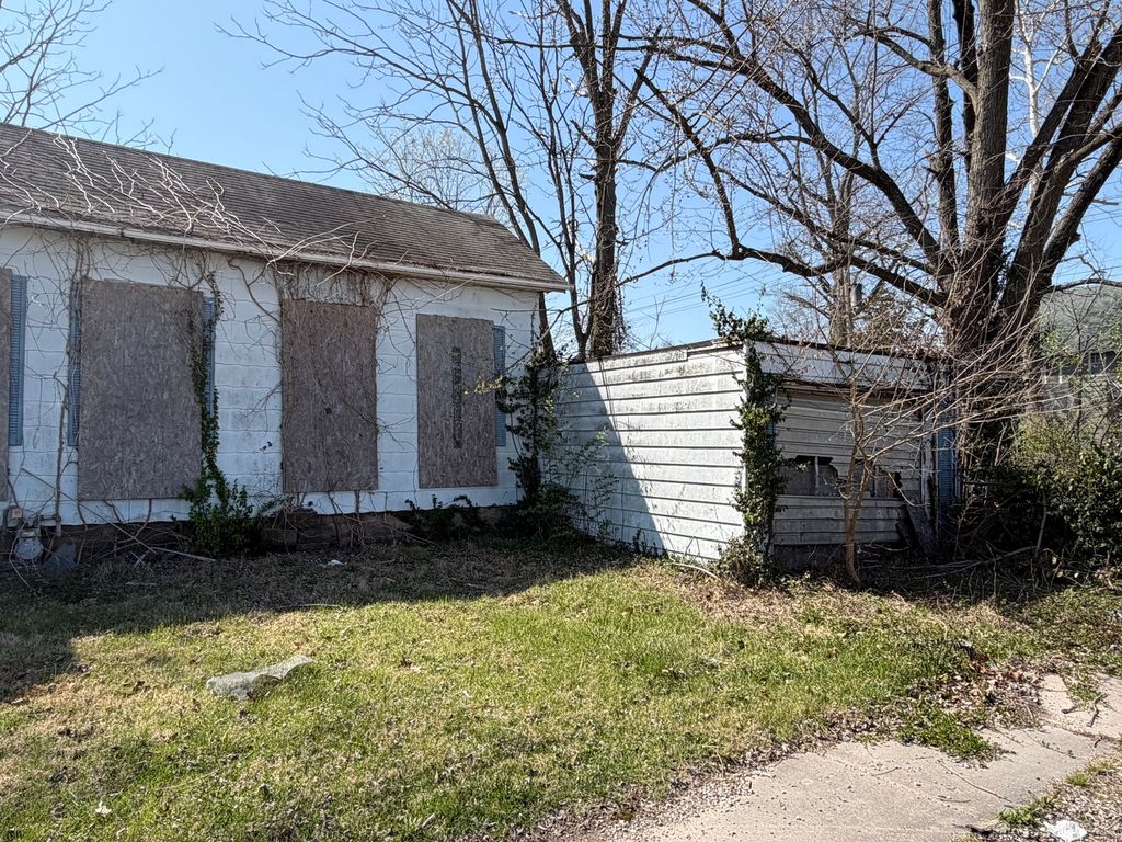 Image 3 of property listing at 501 W McMackin Street, Salem, IL 62881