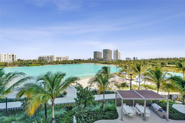 2411 Laguna Circle 208, Miami, FL 33181