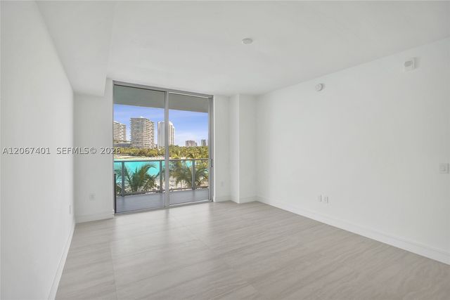 2411 Laguna Circle 208, Miami, FL 33181
