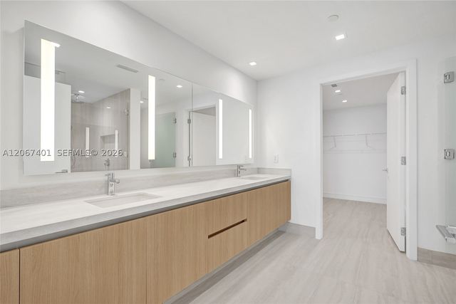 2411 Laguna Circle 208, Miami, FL 33181