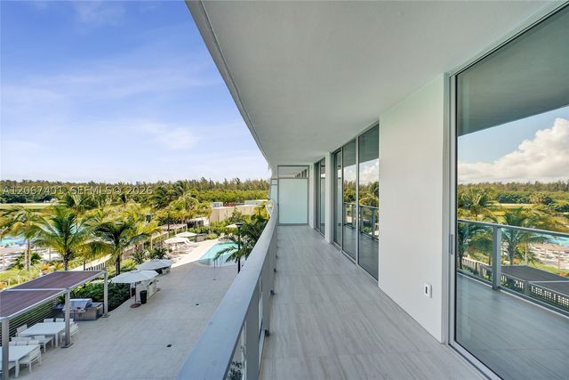 2411 Laguna Circle 208, Miami, FL 33181