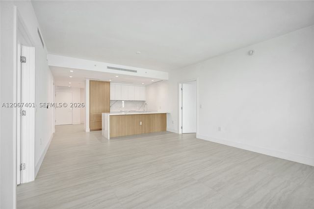 2411 Laguna Circle 208, Miami, FL 33181