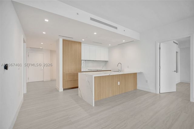 2411 Laguna Circle 208, Miami, FL 33181