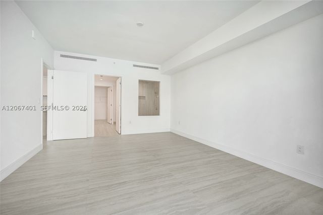 2411 Laguna Circle 208, Miami, FL 33181