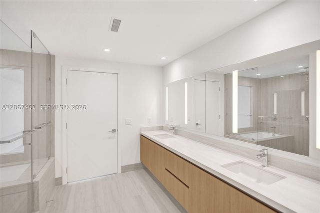 2411 Laguna Circle 208, Miami, FL 33181