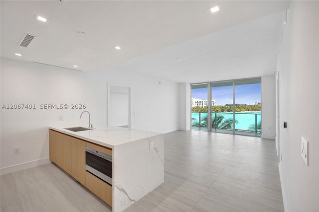 2411 Laguna Circle 208, Miami, FL 33181