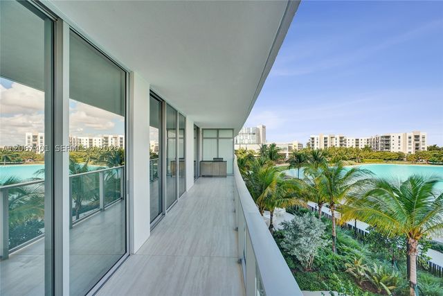 2411 Laguna Circle 208, Miami, FL 33181