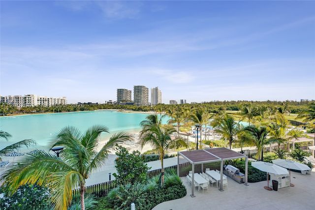 2411 Laguna Circle 208, Miami, FL 33181