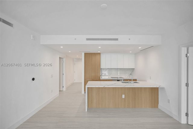 2411 Laguna Circle 208, Miami, FL 33181