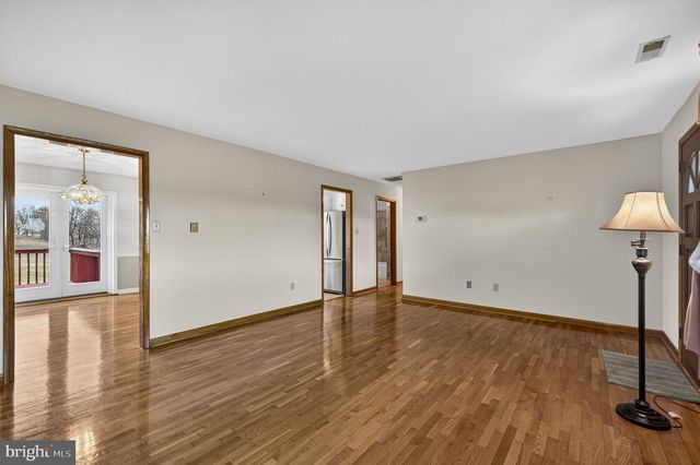 7737 SUMMIT POINT RD, Charles Town, WV 25414