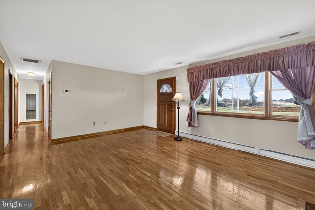 7737 SUMMIT POINT RD, Charles Town, WV 25414