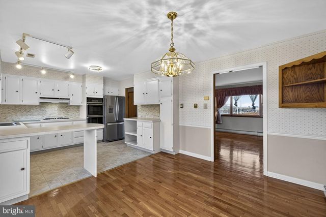 7737 SUMMIT POINT RD, Charles Town, WV 25414