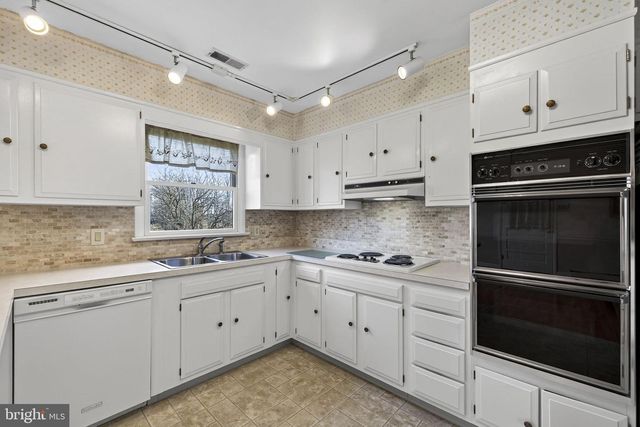 7737 SUMMIT POINT RD, Charles Town, WV 25414